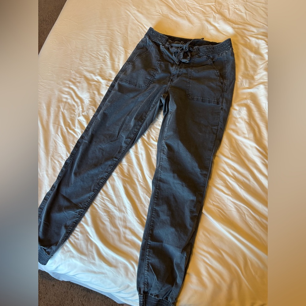 Gray pants with pockets, fitted waist and ankles